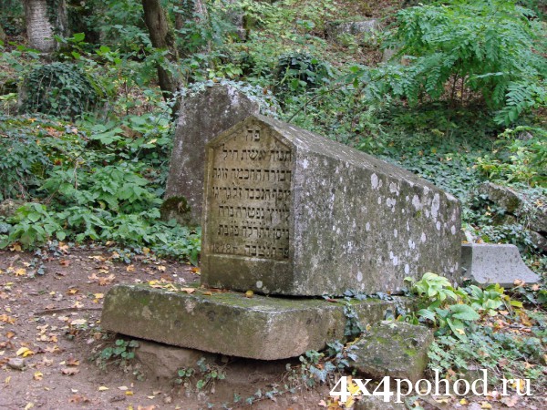 Древние надгробия караимского кладбища.