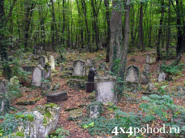 Древние надгробия караимского кладбища.