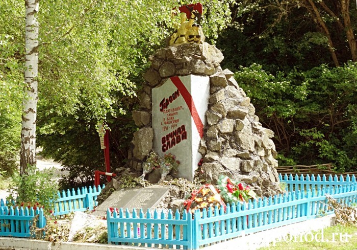 Памятник партизанам на поляне Нижний Кок-Асан.